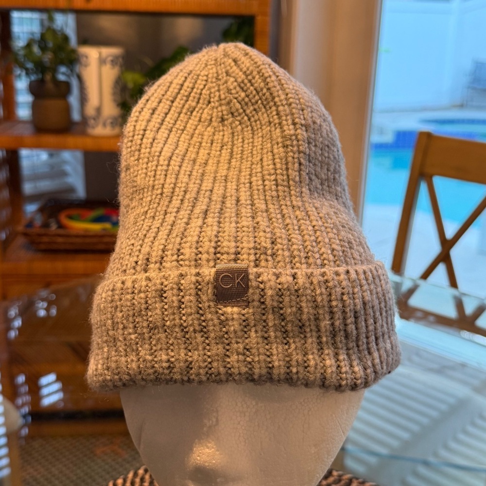 Calvin Klein Gray Ribbed Knit Cuffed Beanie Hat Metal CK Logo One Size